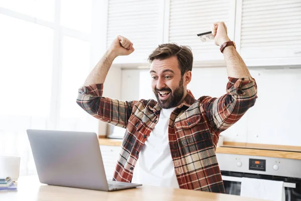 Porträtt Upphetsad Skäggig Man Med Kreditkort Och Göra Vinnaren Gest — Stockfoto