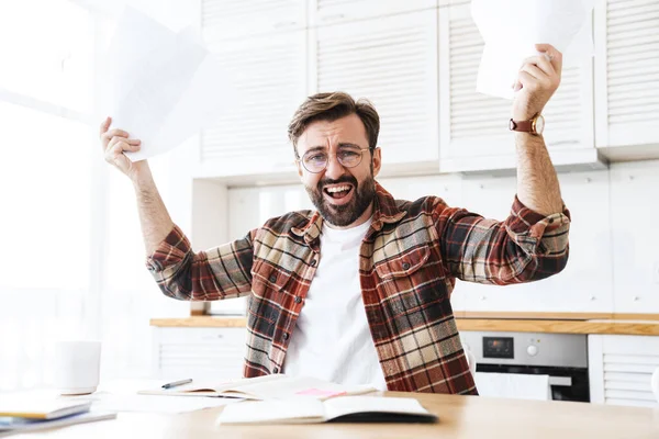 Portret Van Een Jonge Man Met Een Baard Die Ontevreden — Stockfoto