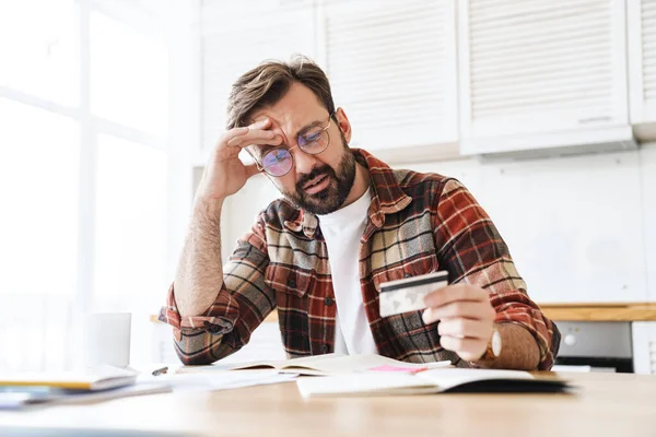 Portrait Jeune Homme Barbu Sérieux Portant Des Lunettes Tenant Une — Photo