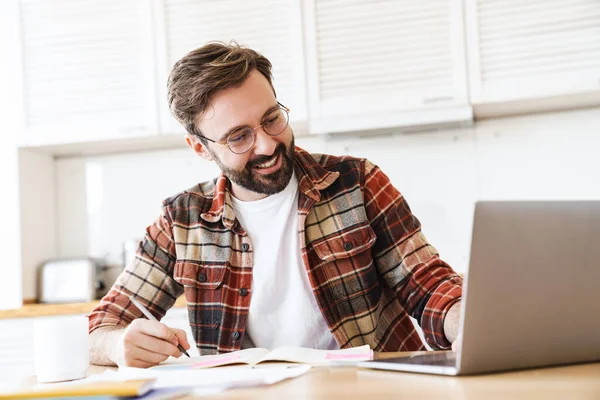 Portret Van Een Opgewonden Man Met Een Baard Een Bril — Stockfoto