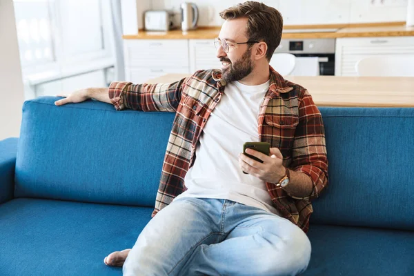 Retrato Del Joven Hombre Barbudo Feliz Sonriendo Usando Teléfono Celular — Foto de Stock