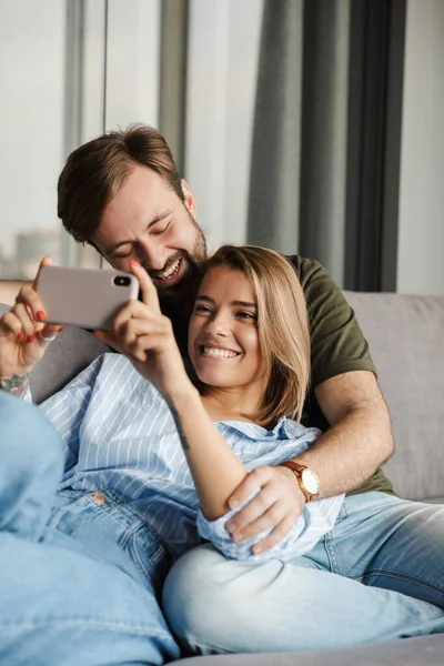 Foto Alegre Hermosa Pareja Agradable Riendo Tomando Foto Selfie Teléfono — Foto de Stock