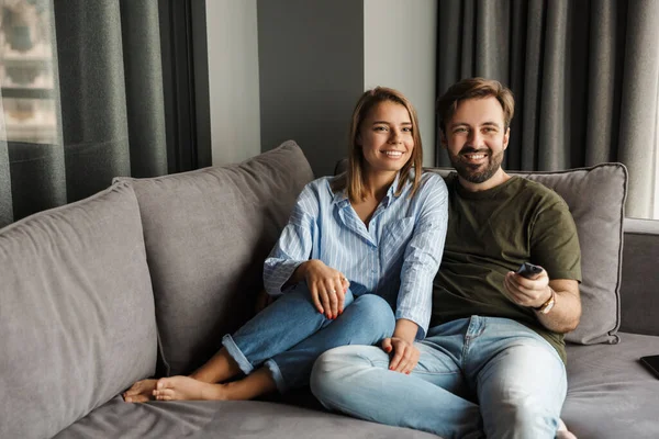 Foto Von Freudig Schöne Schöne Paar Vor Dem Fernseher Und — Stockfoto