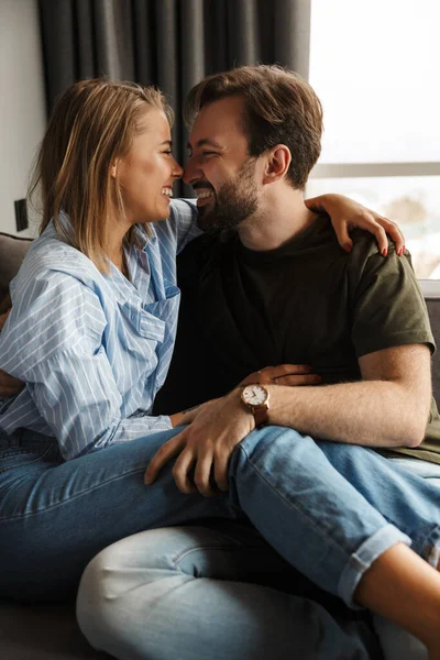 Foto Pareja Alegre Romántica Caucásica Sonriendo Abrazándose Mientras Sienta Sofá — Foto de Stock