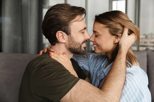 Foto Allegra Coppia Caucasica Romantica Sorridente Abbracciata Mentre Siede Sul — Foto Stock