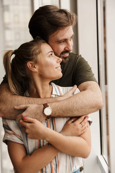 Foto Van Romantisch Kaukasisch Schattig Paar Glimlachen Knuffelen Terwijl Staan — Stockfoto