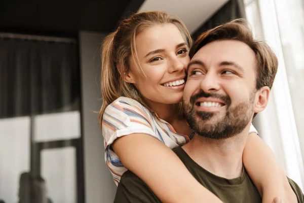 Foto Van Romantisch Kaukasisch Schattig Paar Glimlachen Knuffelen Terwijl Staan — Stockfoto