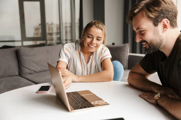 Foto Pareja Joven Caucásica Alegre Usando Ordenador Portátil Sonriendo Mientras — Foto de Stock