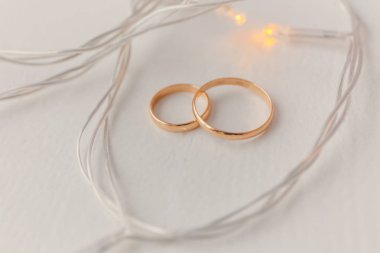 Alyans ve ışıklar