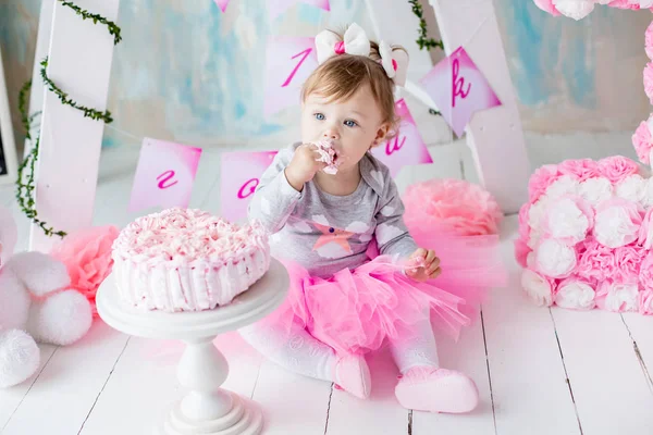 İlk pasta bebek. Bir bebek portresi