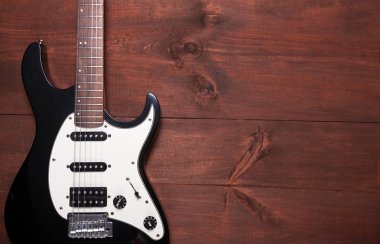 Ahşap masa gitar