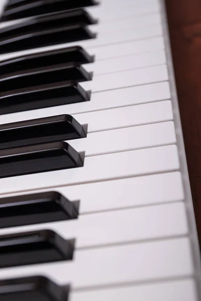 Tastatura pentru pian pe masa de lemn — Fotografie, imagine de stoc