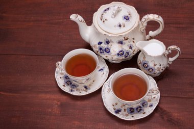 Kahverengi ahşap masa arka plan üzerinde Retro çay seti