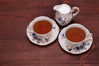 Çay ve milkon kahverengi ahşap masa arka plan