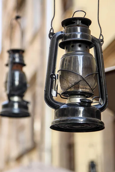 Une lampe au kérosène dans la rue — Photo gratuite
