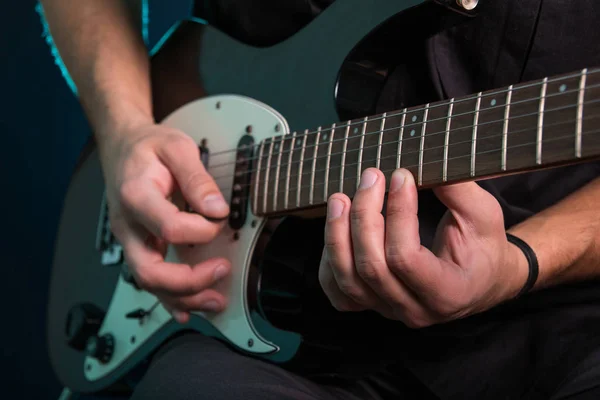 Young man playing electric guitar — Stock Photo, Image