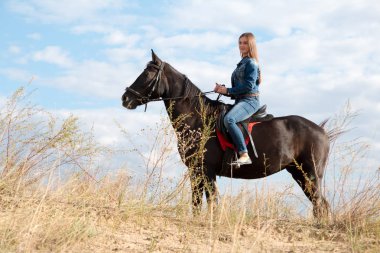 Bir sır küpü üzerinde kot takım elbiseli bir genç kız.