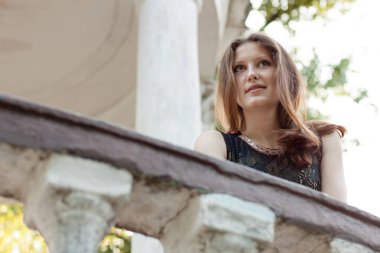 Uzun Kırmızı elbiseli genç kız