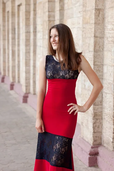 Jong meisje in lange rode jurk — Stockfoto