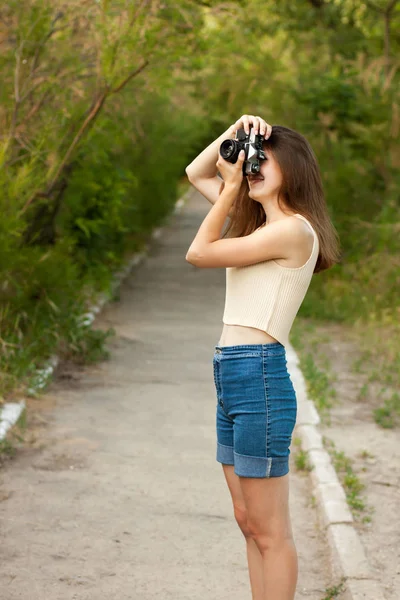 Ung flicka med retro fotokamera — Stockfoto