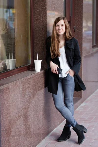 Menina na cidade com milkshake — Fotografia de Stock