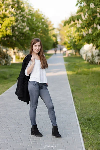 Genç Kız parkta yürüyor — Stok fotoğraf