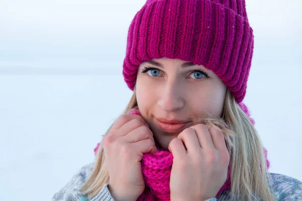 Closeup winter portret van jong meisje in roze muts en sjaal — Stockfoto