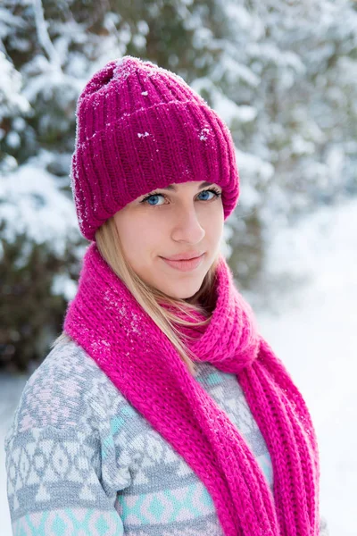 Большой зимний портрет молодой девушки в розовой шляпе и шарфе — стоковое фото