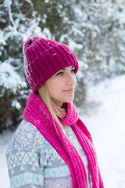 Portretul fetei tinere în pălărie roz și eșarfă în forele de iarnă — Fotografie, imagine de stoc