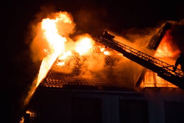 Bir itfaiyeci yangın söndürür