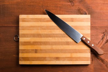 Mutfak bıçağı ve kesme tahtası ahşap tablo