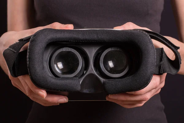 Meisje houden moderne VR bril voor mobiele spel applica — Stockfoto