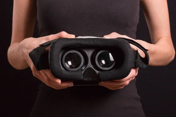 Fata deține ochelari de realitate virtuală modernă pentru aplicații de jocuri mobile — Fotografie, imagine de stoc