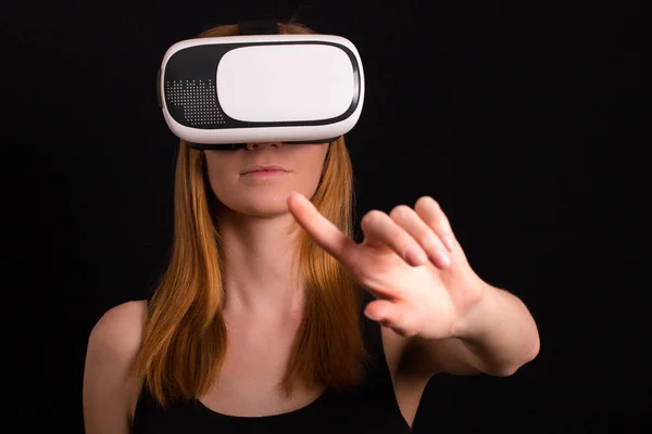 Studio portret van jonge roodharige meisje speelt met virtuele reali — Stockfoto