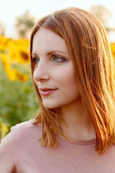 Portret van de vrouw op gebied van zonnebloemen — Stockfoto