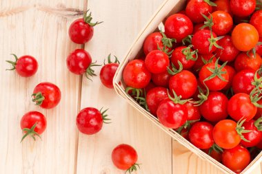 Ahşap kutusunda tablo taze kiraz domates