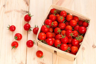 Ahşap kutusunda tablo taze kiraz domates