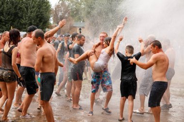 Kakhovka, Ukrayna - 29 Temmuz 2017: İnsanlar doğum ıslak dan iyi eğlenceler