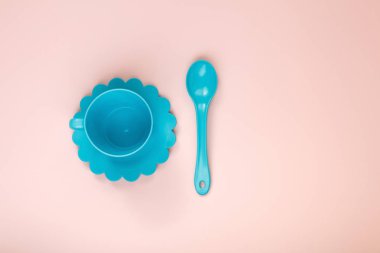 pembe bir arka plan üzerinde mavi oyuncak çay seti