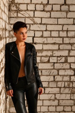 Genç kız deri kılığına girmiş terk edilmiş boğa poz