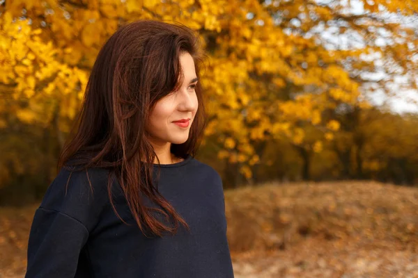 Jeune fille debout en bois d'automne en vêtements de sport — Photo