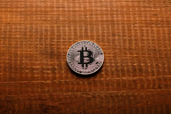 Bitcoin plata sobre fondo de madera. criptomoneda Bitcoin —  Fotos de Stock