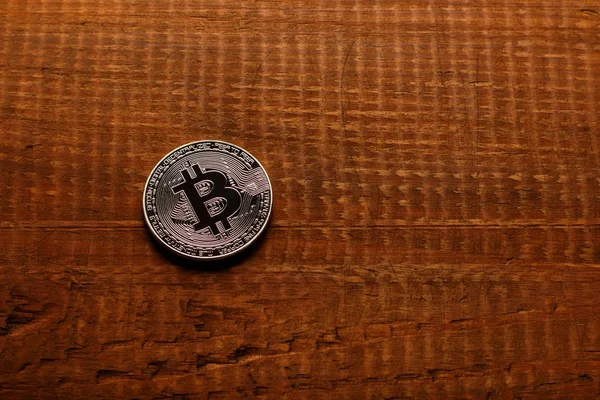 Bitcoin plata sobre fondo de madera. criptomoneda Bitcoin —  Fotos de Stock