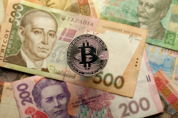 Bitcoin y Ucrania moneda nacional - hryvnya —  Fotos de Stock