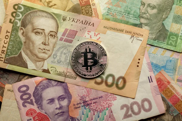 Bitcoin y Ucrania moneda nacional - hryvnya —  Fotos de Stock