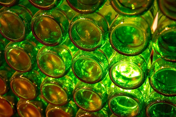 Стена пустых зеленых бутылок — стоковое фото