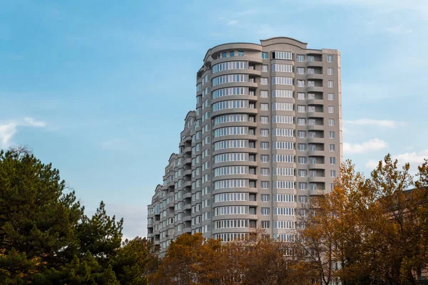 Nieuw appartementencomplex in het najaarspark — Stockfoto