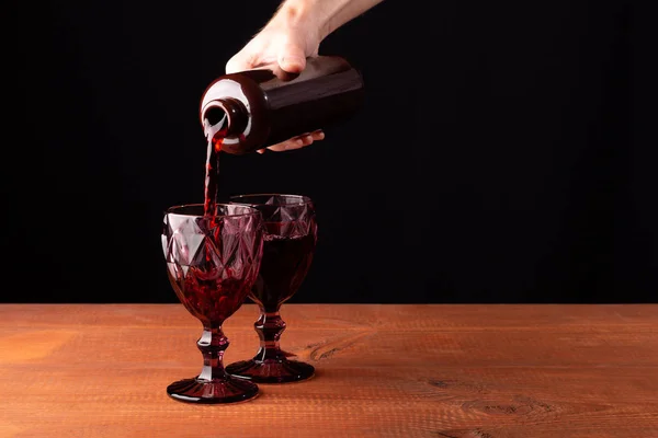 Un homme verse du vin dans des verres sur une table — Photo