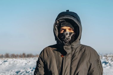Güneşli bir günde genç bir kutup kaşifinin portresi.