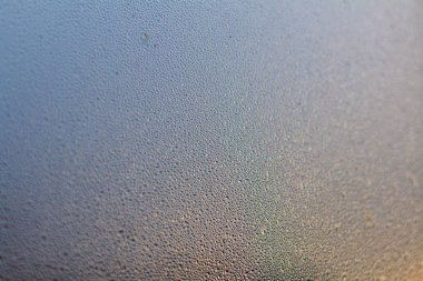 Pencere camına su damlaları akan renkli bir arkaplan